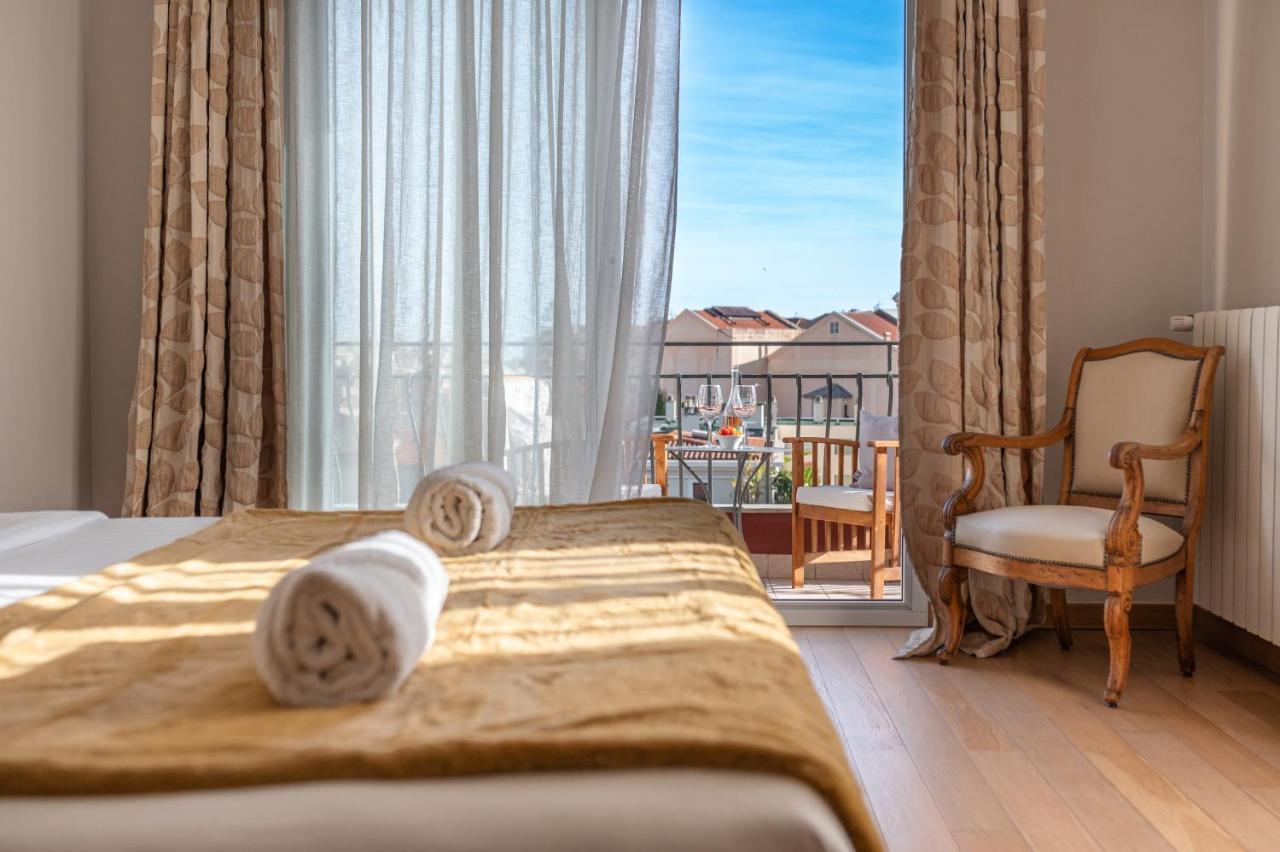 La Fabrique A Poupees - Chambres Et Appartements De Charme Au Coeur De مينتون المظهر الخارجي الصورة